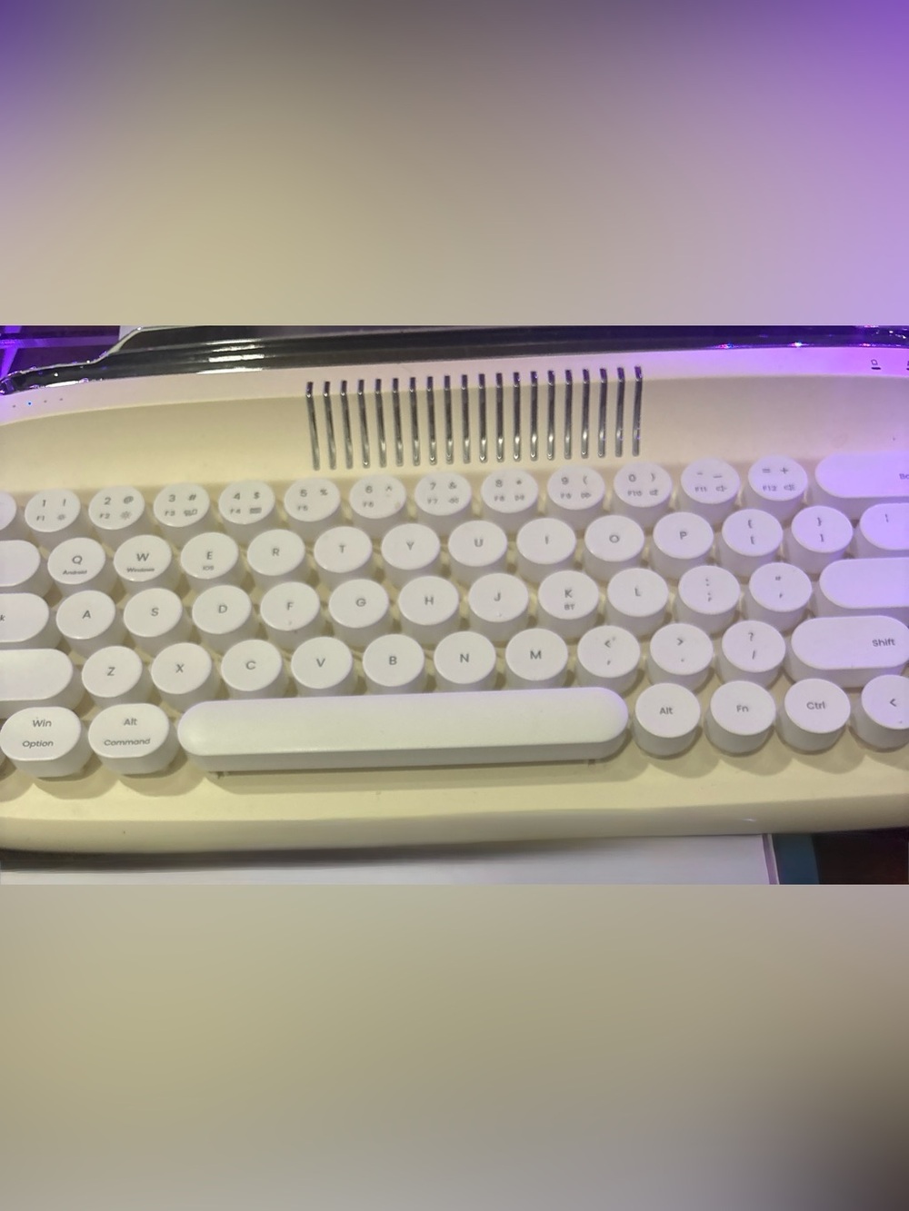 Retro Round-Key Wireless USB Keyboard in Cream and White